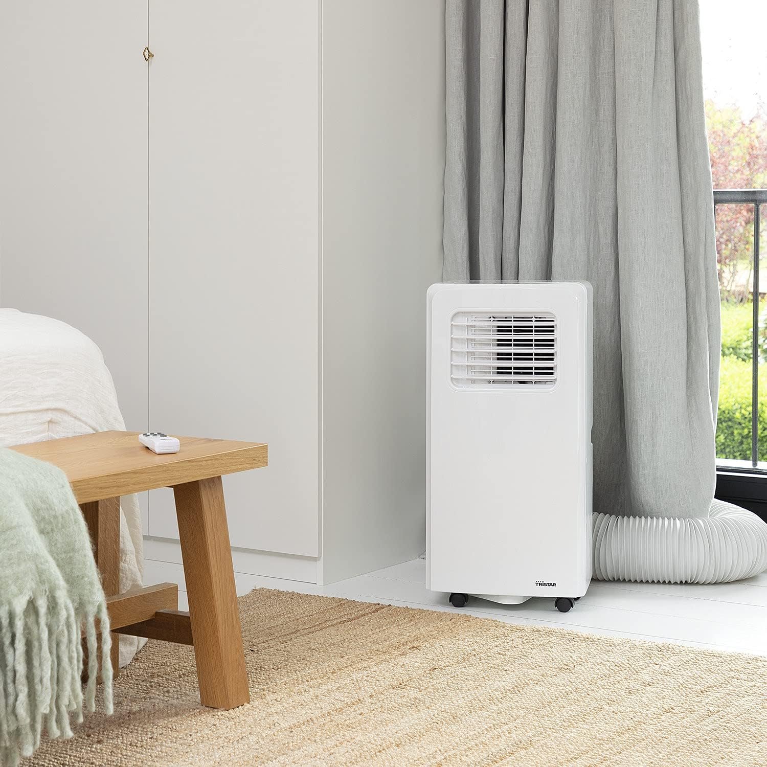Climatiseur mobile Tristar AC-5477-3-en-1 - Rafraîchit, ventile, déshumidife - 7 000 BTU - 2,05 kW [Classe énergétique D] - Vue 2